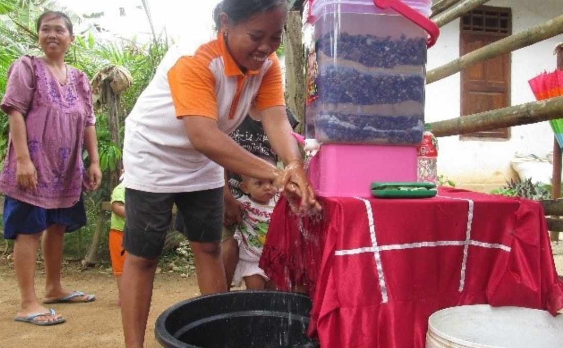 Filter Air Sederhana Membantu Keluarga Terima Air Bersih