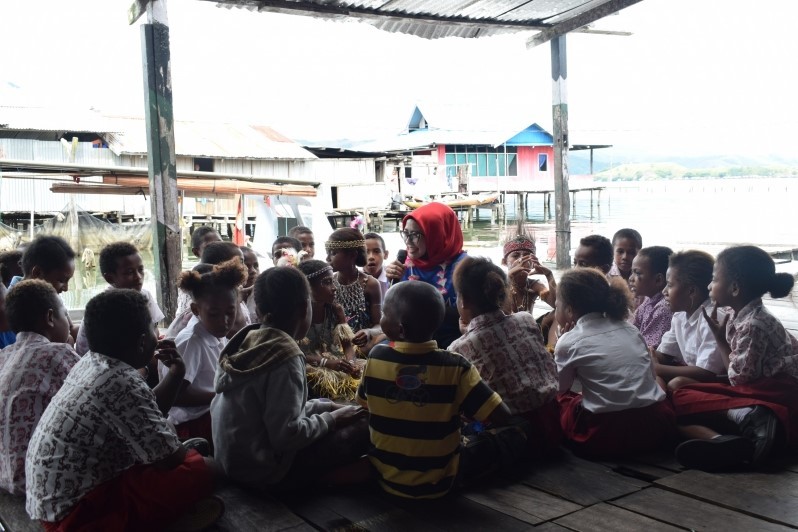 Direktur Utama PT Sarana Multi Infrastruktur (Persero) mengunjungi Projek Perahu Pustaka Anak di Kampung Yoboi, Sentani - Papua