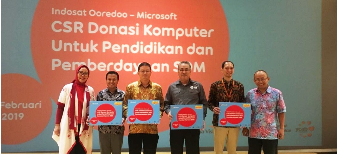 Indosat Ooredoo dan Microsoft Indonesia Berikan Donasi Komputer Demi Dukung Literasi Indonesia