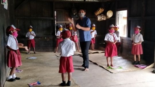 Perjuangan Guru Pedalaman di Masa Pandemi, Jalan Kaki Satu Jam Demi Mengajar Murid