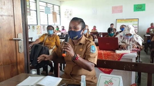 Cara Kreatif Ibu Guru Yohana Mengajar Murid di Papua