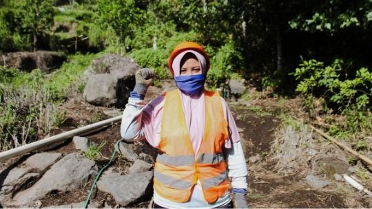 Ketika Perempuan Mendukung Pembangunan Kembali Infrastruktur Lombok Timur