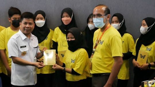 12 Remaja Forum Anak Dampingan WVI Luncurkan Buku Pertama 