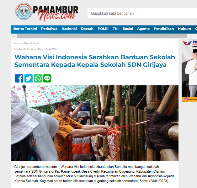 Wahana Visi Indonesia Serahkan Bantuan Sekolah Sementara Kepada Kepala Sekolah SDN Girijaya