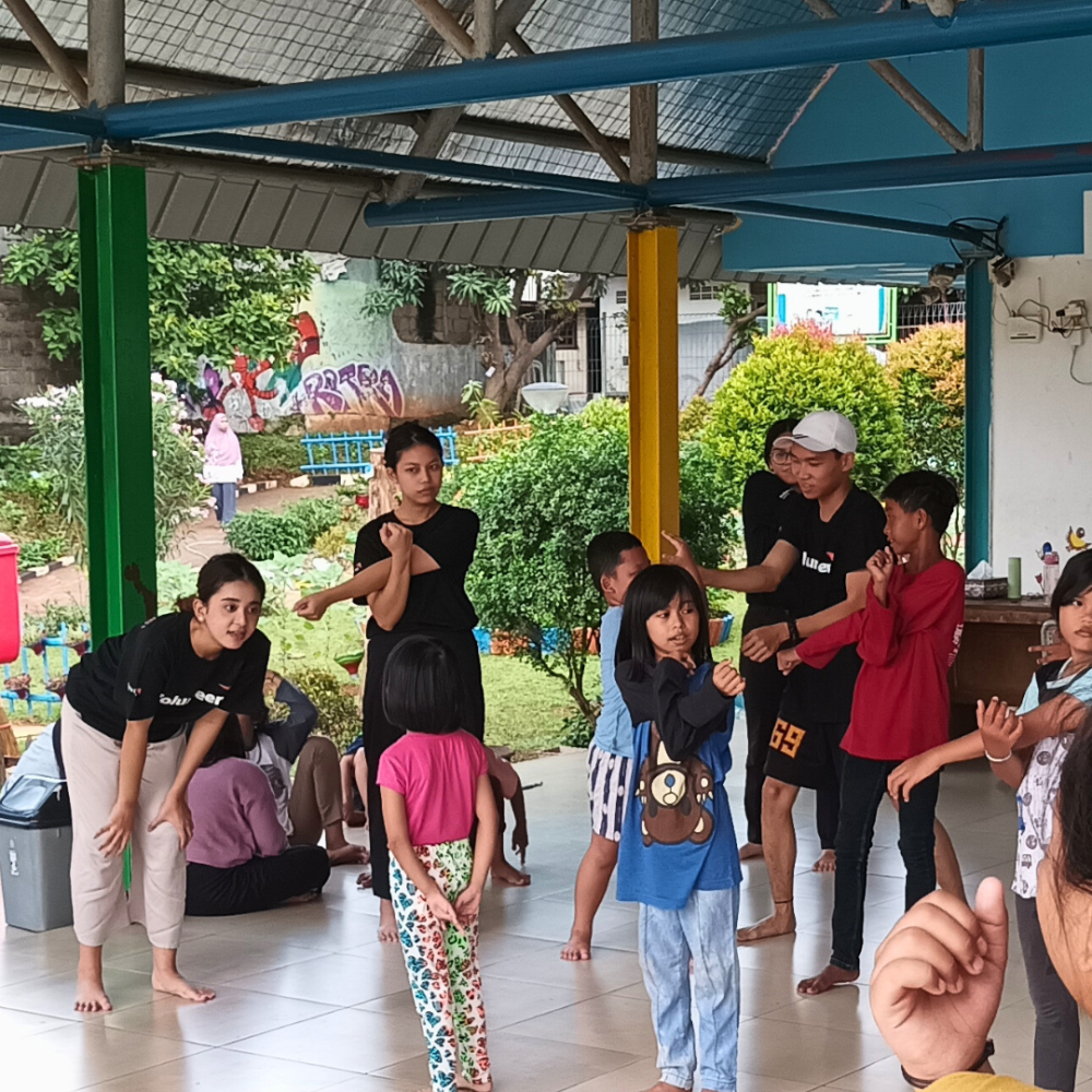 Volunteer Lapangan :  KinCir Zumba Instructor