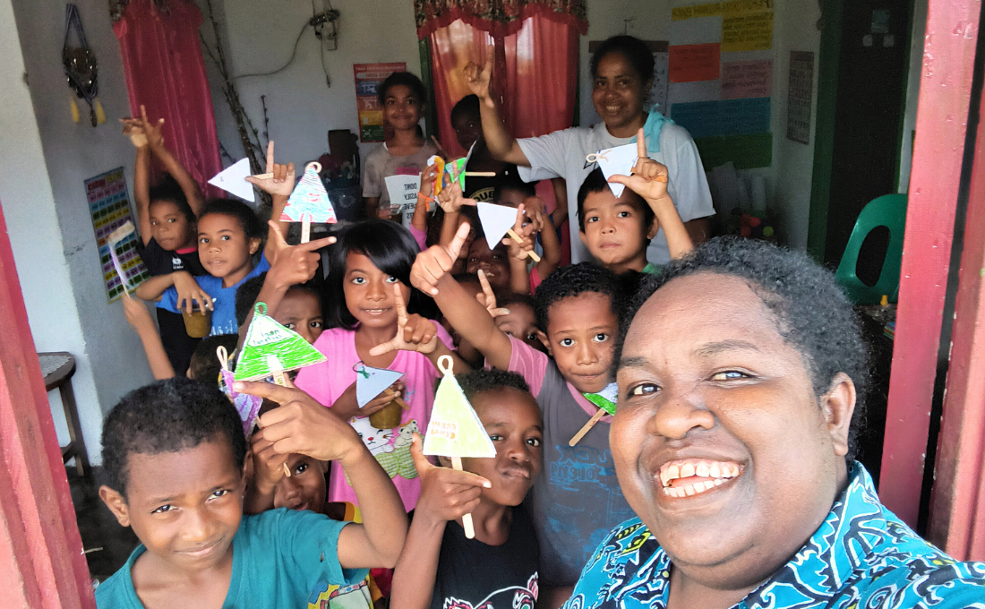 Jadi Tutor Rumah Baca di Papua, Bawa Sukacita