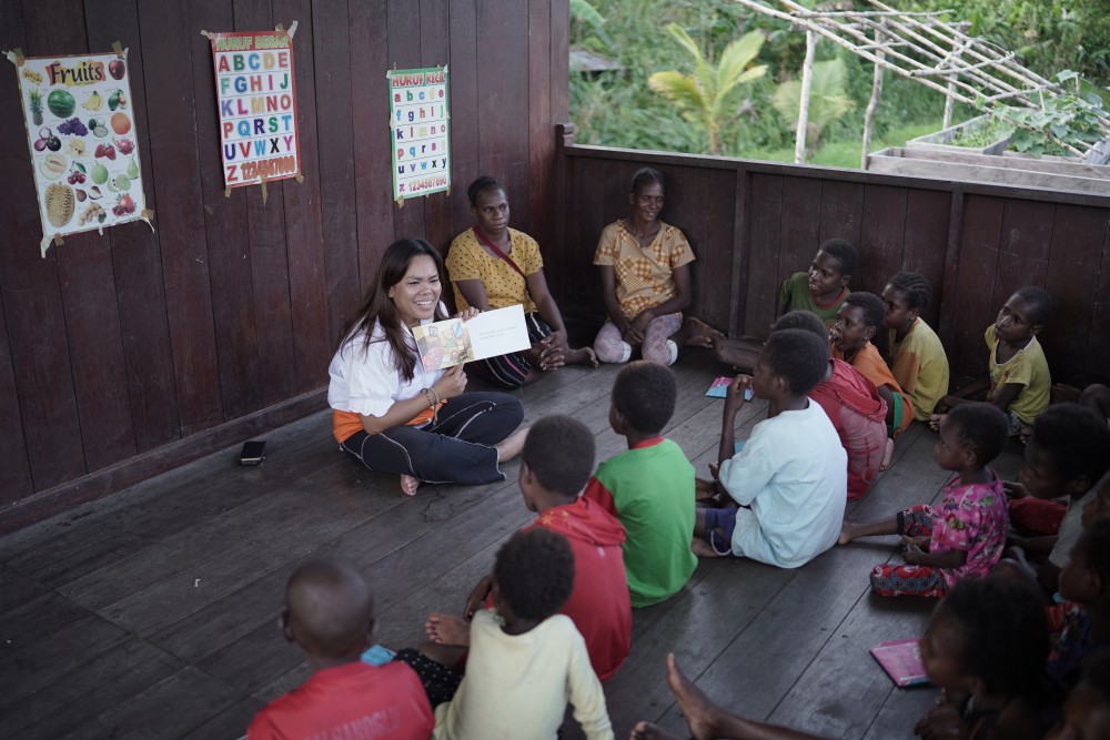 Peran Childhood Hope dalam Membuka Peluang Pendidikan untuk Anak Indonesia Timur